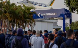 Greve na Embraer: trabalhadores cruzam os braços e paralisam produção de aeronaves