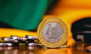 Economia brasileira desacelera e juros altos travam o crescimento Economia brasileira desacelera e juros altos travam o crescimento