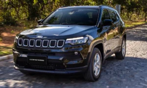 Novo Jeep Compass Blackhawk 2026 tem preço em queda e potência que rivaliza esportivos