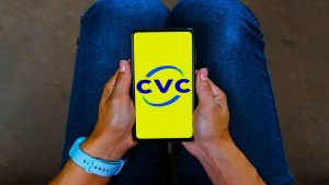 CVCB3: ações baratas ou armadilha? Veja se vale a pena investir na CVC