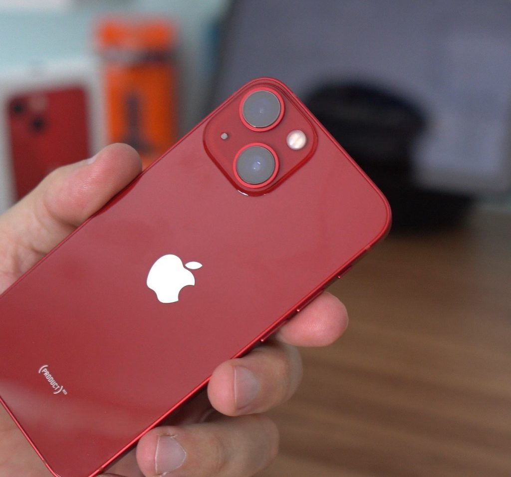 iPhone 13 mini: o compacto que os fãs pediram — e o mercado rejeitou