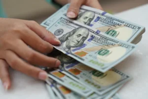 Dólar cai 10% em 2025 e reforça otimismo com a economia brasileira