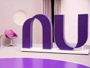 Investir R$ 100 por mês no Nubank vale a pena? Veja quanto rende de verdade