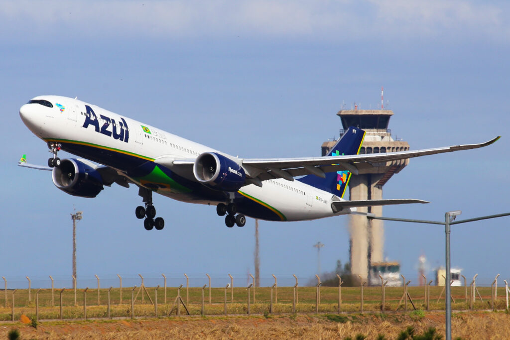 AZUL4 surpreende nos números, mas dívida bilionária ainda assusta investidores AZUL4 surpreende nos números, mas dívida bilionária ainda assusta investidores