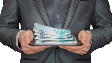 por que os primeiros R$ 100 mil mudam a vida financeira e como o capital altera decisões, risco e crescimento patrimonial.