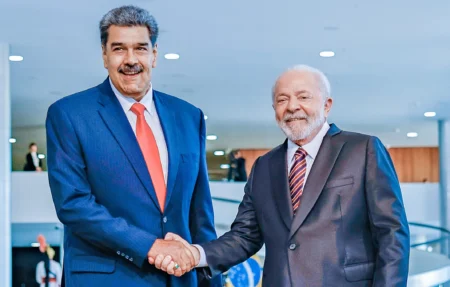 Ação dos EUA na Venezuela eleva tensão global, mas impacto econômico no Brasil tende a ser limitado