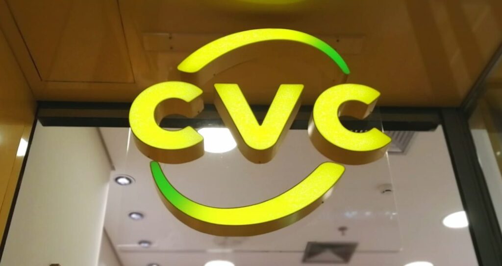 CVCB3: o pior já passou? Capital de giro melhora, dívida cai e lucro volta — mas dividendos seguem zerados