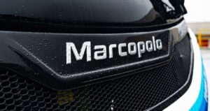 Marcopolo (POMO4) dispara na Bolsa enquanto controladores ampliam compras e mercado se divide sobre próximos passos