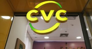 CVC Brasil (CVCB3) vale o risco em 2026? Veja o que os números do balanço revelam sobre a recuperação da empresa