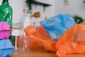 Do chiclete ao celular: os objetos comuns feitos de petróleo que quase ninguém percebe