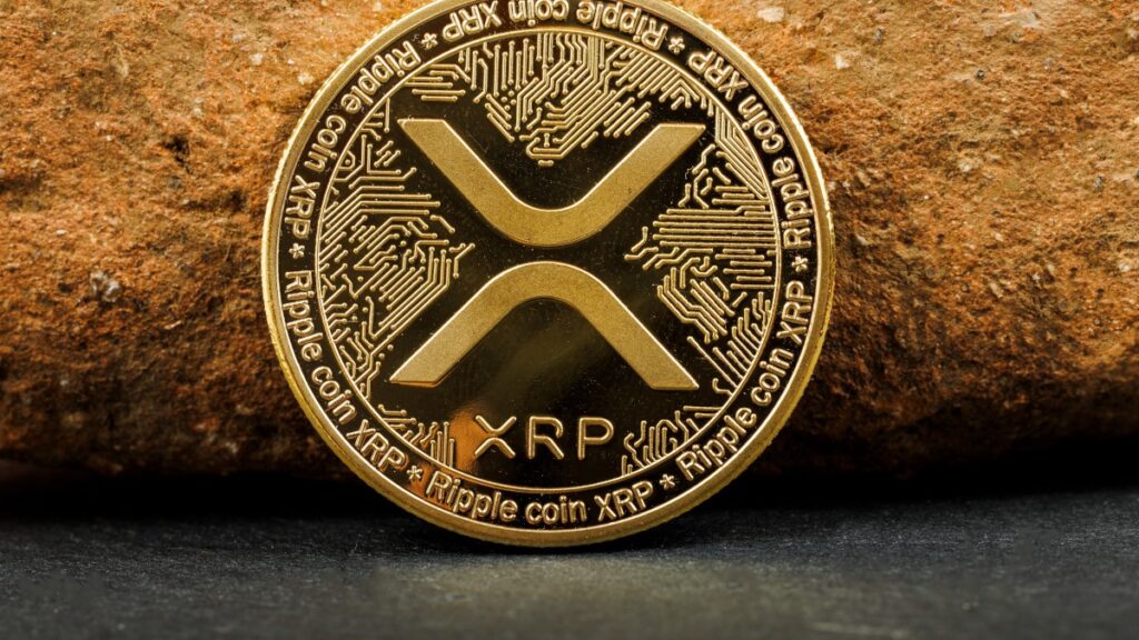 XRP cai forte, volume dispara e acende alerta para nova fase de queda no mercado cripto