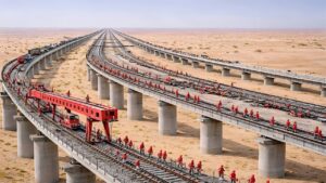 China corta o deserto da Mongólia e ergue ferrovia elevada de 2.700 km sobre areia móvel