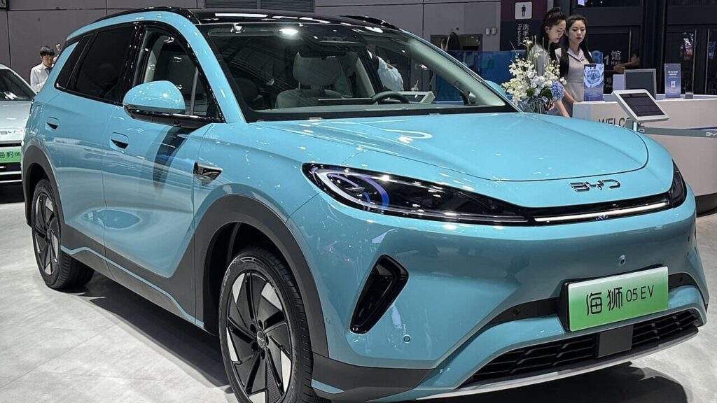 SUV elétrico da BYD surpreende com 500 km de autonomia, 313 cv e tecnologia que estaciona de lado