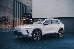 Toyota Corolla Cross 2026 chega com novo visual, mais tecnologia e versão híbrida que pode fazer até 17 km/l