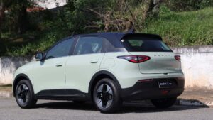 Carro elétrico compacto surpreende pelo espaço interno e tecnologia: conheça o Geely EX2 Max