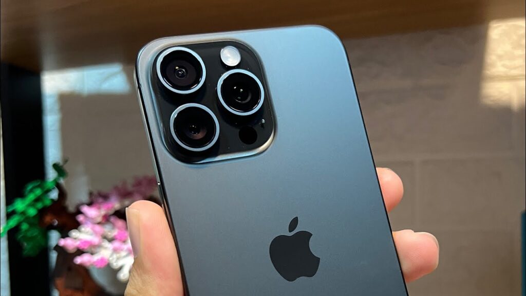 iPhone 15 Pro ainda vale a pena em 2026? Preço cai e modelo vira opção premium mais acessível