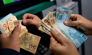 Salário mínimo em alta? Projeção para 2027 indica reajuste acima da inflação