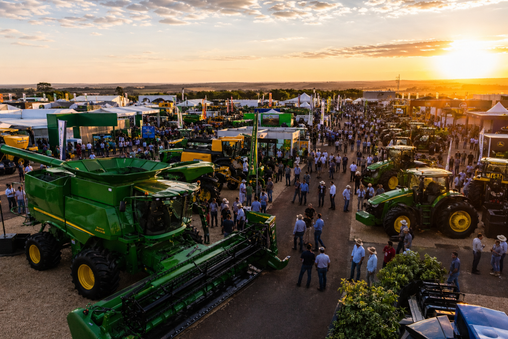Agro movimenta bilhões e aposta em tecnologia para enfrentar crédito caro e clima imprevisível Agro movimenta bilhões e aposta em tecnologia para enfrentar crédito caro e clima imprevisível