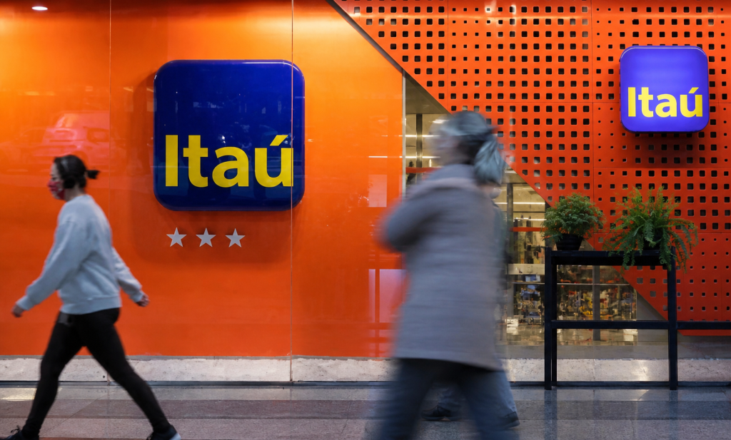 Itaú (ITUB4) dispara após lucro bilionário e ROE histórico no 1T26 Itaú (ITUB4) dispara após lucro bilionário e ROE histórico no 1T26