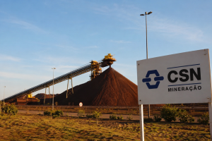CSN Mineração (CMIN3) reverte prejuízo no 1T26, lucra R$ 222 milhões e mantém dívida quase zerada: ação ainda vale atenção?