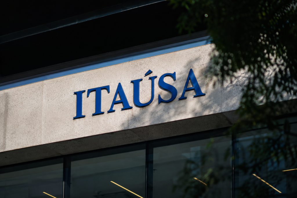 Itaúsa (ITSA4) lucra R$ 4,5 bilhões e reacende debate sobre dividendos em 2026