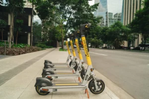 5 patinetes elétricos de até 1000 W que custam menos de R$ 5 mil