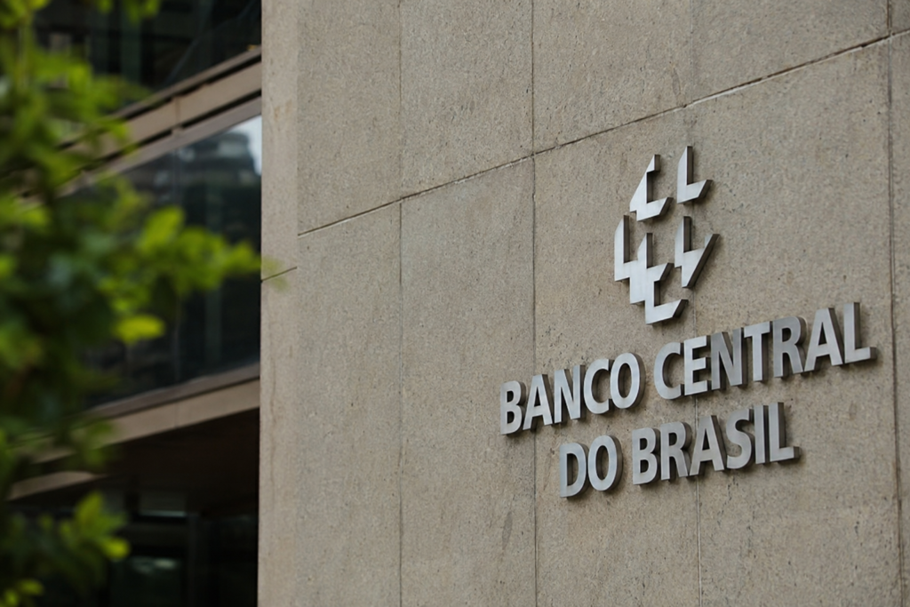 Copom reduz Selic para 14,25%, mas juros seguem elevados e pressionam o crédito