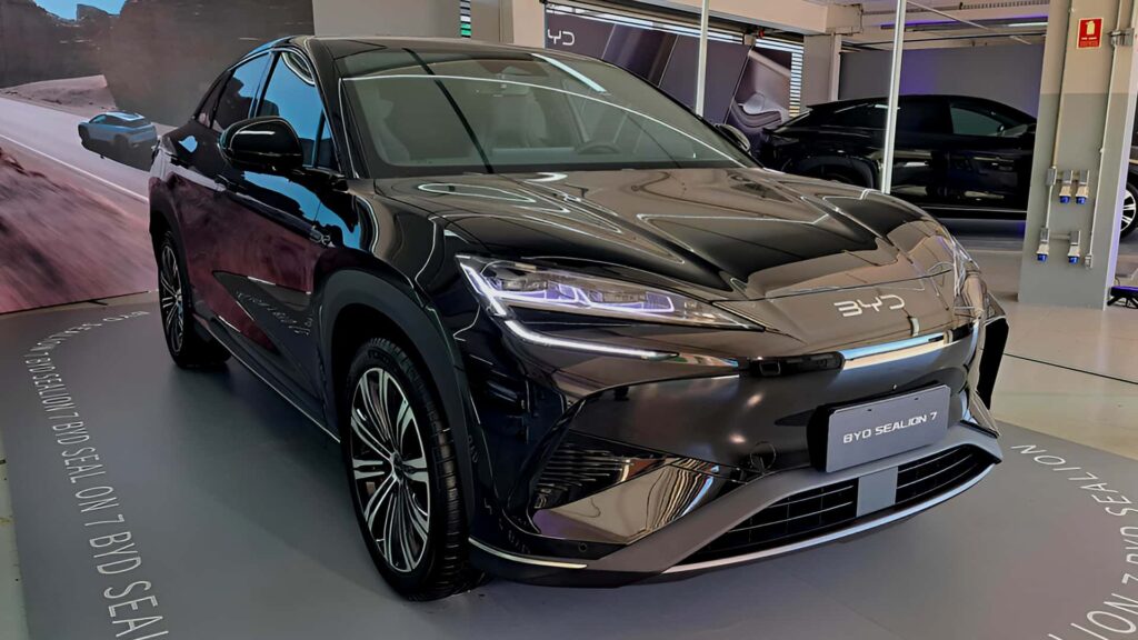 BYD Sealion 7 supera autonomia oficial e roda 426 km com uma carga