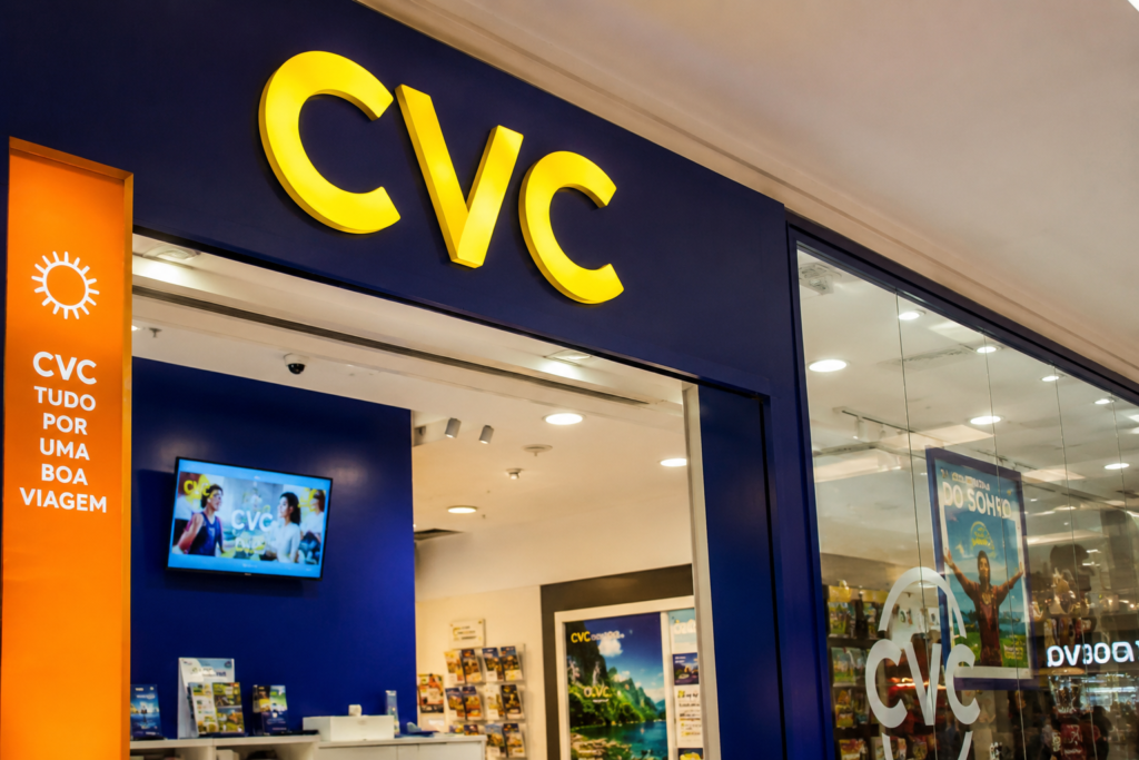 CVCB3 caiu mais de 40% em 12 meses; prejuízo volta a pressionar ações