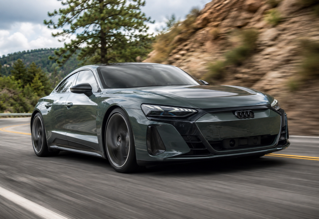 Audi RS e-tron GT performance tem 925 cv e acelera de 0 a 100 km/h em 2,5 segundos
