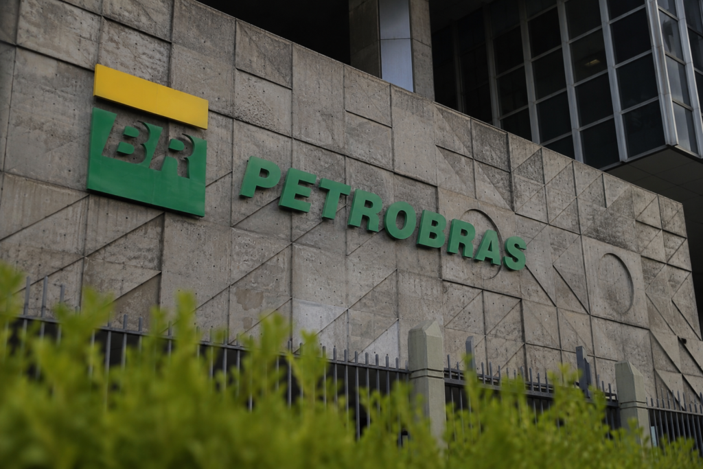 Petrobras cai antes do balanço, mas BB eleva PETR4 para compra e vê ação a R$ 45