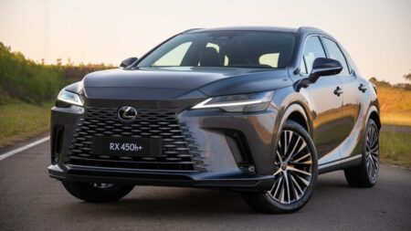 Lexus RX 450h+ 2026 fica mais barato e roda até 61 km sem gastar gasolina