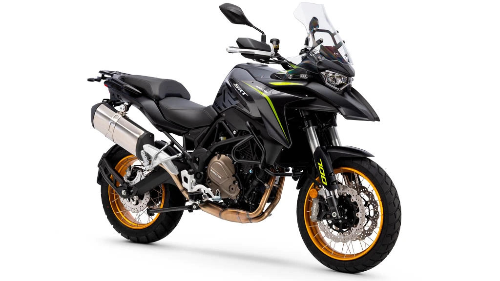 Trail de 70 cv pode chegar ao Brasil para enfrentar a Ibex 700 Nova QJ Motor mira o Brasil com malas, Brembo e motor de 700 cm³
