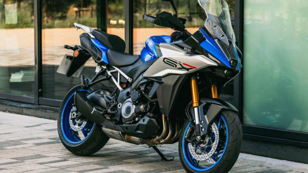 Suzuki GSX-S1000GX 2026 une 152 cv e suspensão eletrônica