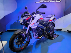 Bajaj renova Pulsar 125 e 150 com painel TFT e tecnologia para o trânsito