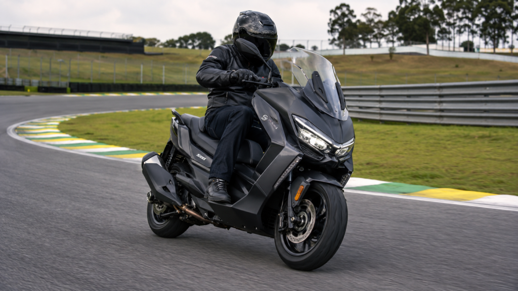 Voge SR4 Max surpreende em Interlagos com agilidade nas curvas e conforto