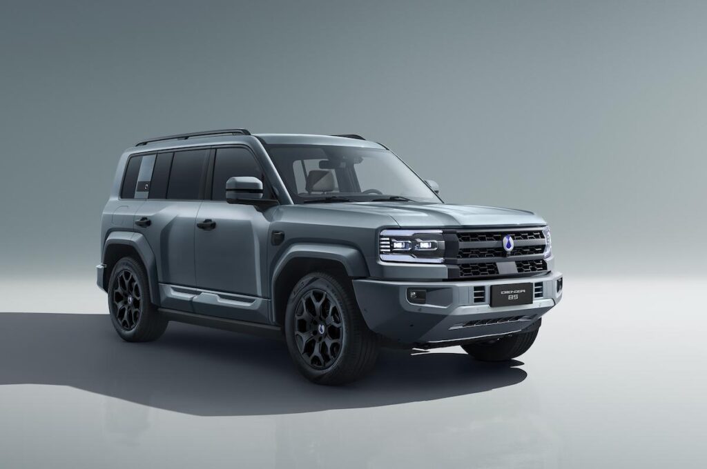 Denza B5 chega com 677 cv, luxo extremo e força de 4x4