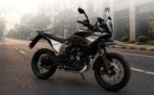 KTM 390 Adventure ganha nova cor Ebony Black e reforça pacote com TFT, cruise control e modos de pilotagem