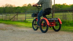 Mooncool TK2: triciclo elétrico dobrável roda até 96 km e suporta 204 kg