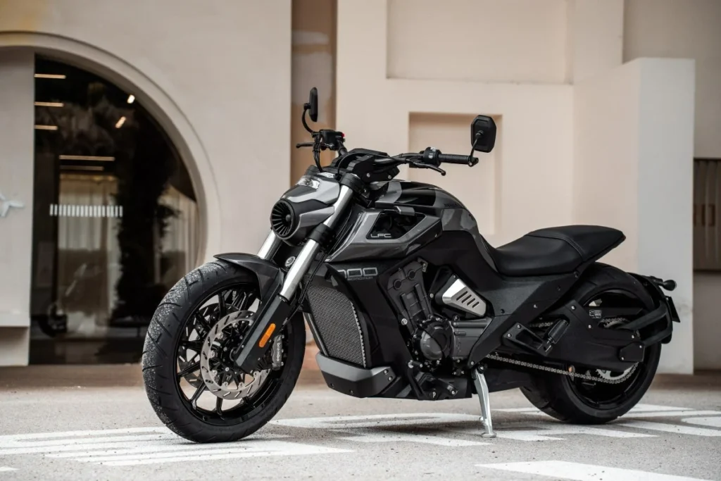 Benda LFC 700 Pro impressiona com 94 cv, suspensão a ar e visual futurista
