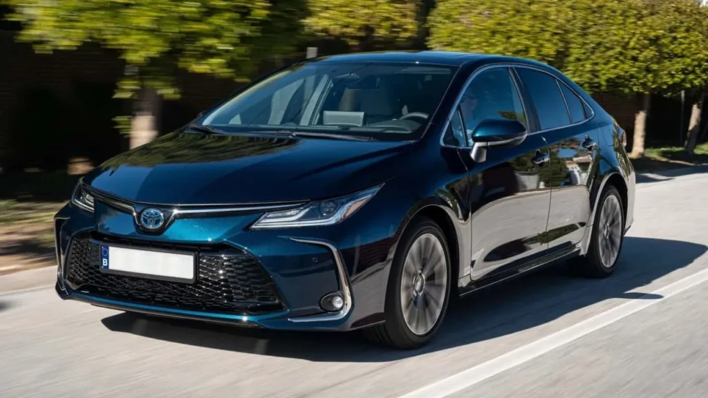 Corolla Altis 2026 tem 175 cv, teto solar e pacote tecnológico