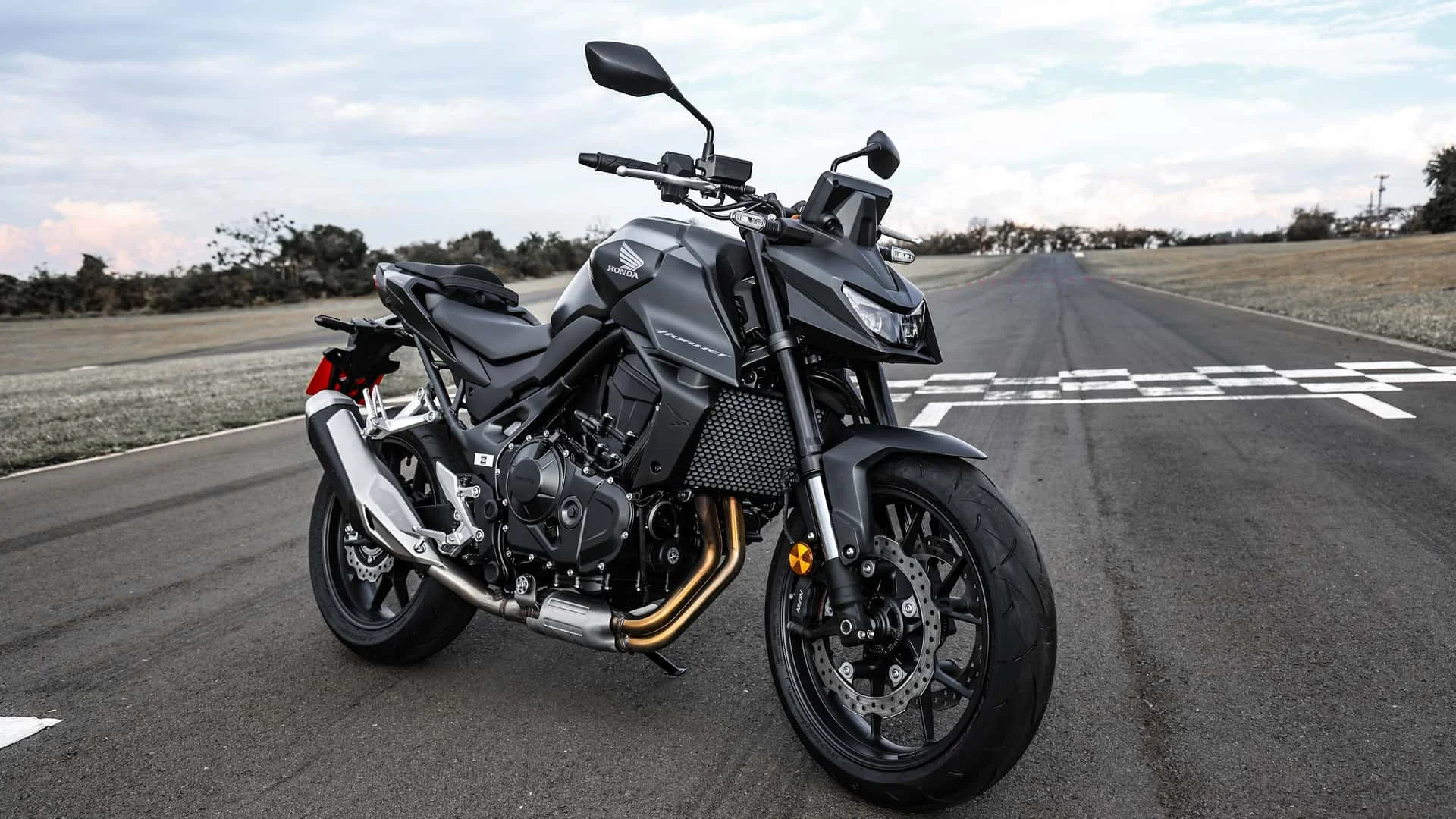Honda CB750 Hornet ganha embreagem eletrônica e permite trocar marchas sem usar o manete