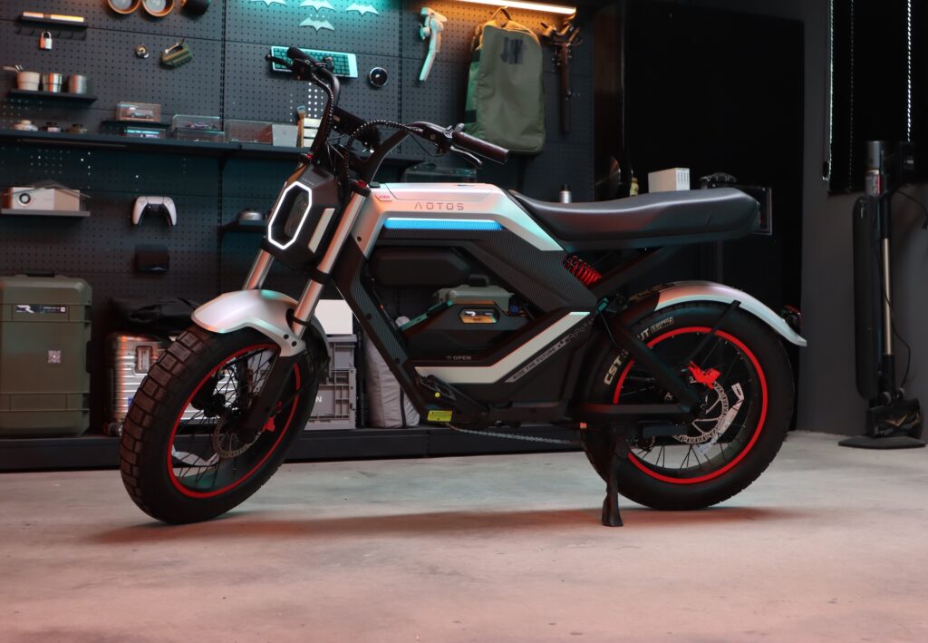 AOTOS Flux X26 Pro impressiona com tecnologia de moto, motor de 2.000 W e autonomia que divide opiniões