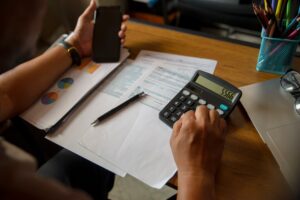Dívidas engolem 30,5% da renda e abafam melhora no emprego