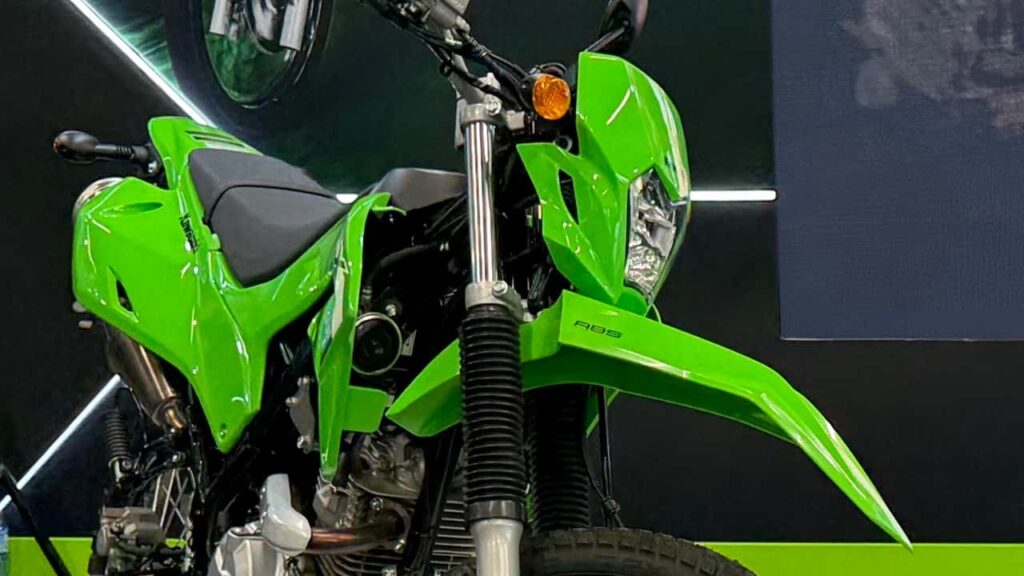 KLX 230 une 19 cv e apenas 136 kg por R$ 24.990