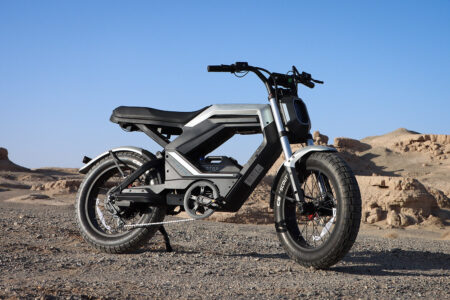 Nova Flux X26 Pro mistura visual de moto e motor elétrico de 2.000 W